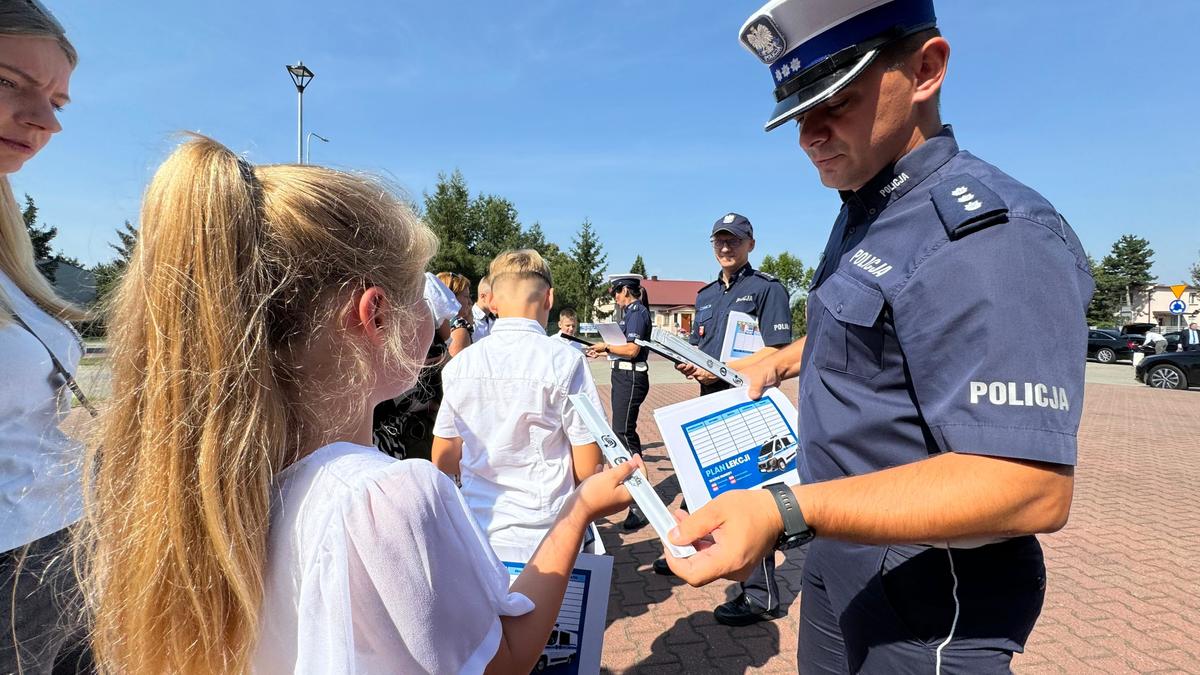 policjant rozdaje odblaski