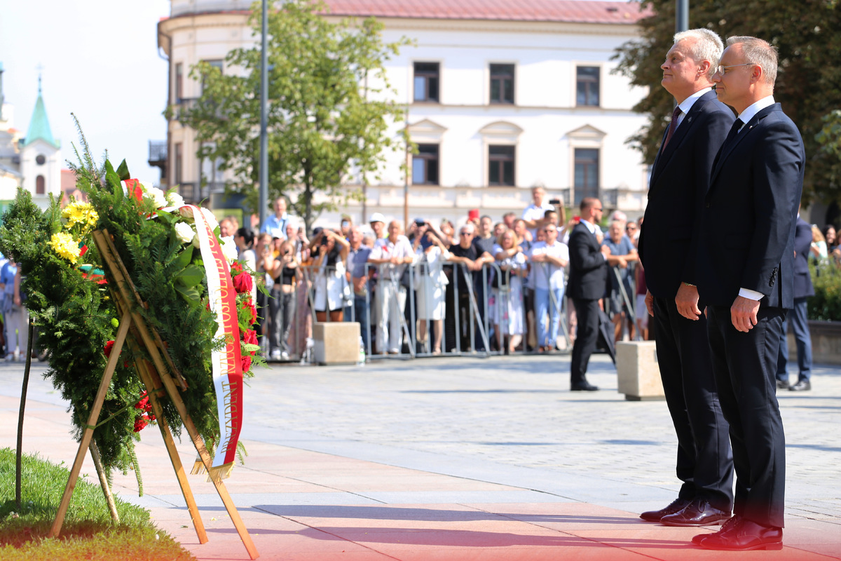 Prezydenci Polski i Litwy złożyli kwiaty pod Pomnikiem Unii Lubelskiej na Placu Litewskim w Lublinie.