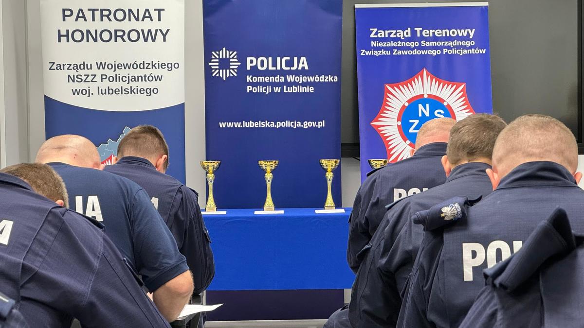 policjanci piszą test 