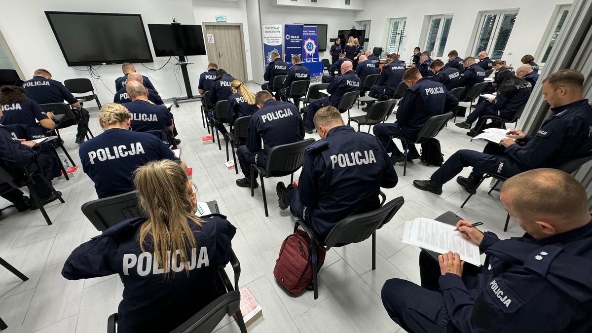 policjanci piszą test