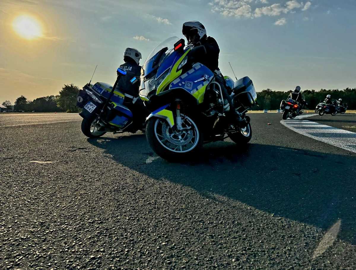 policjanci na motocyklach 