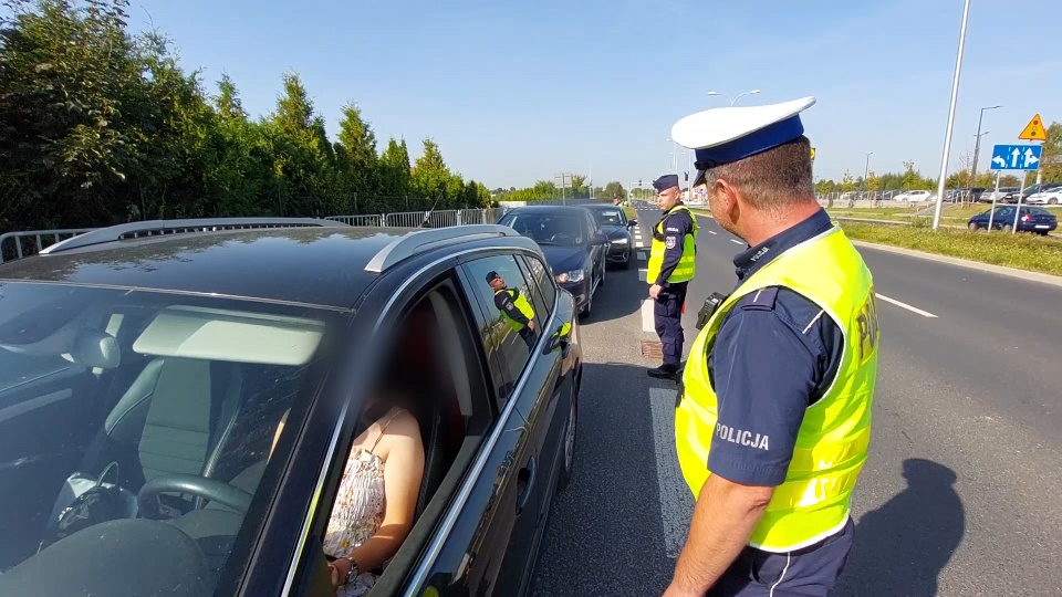 Policjanci kontrolują trzeźwość kierowców. 