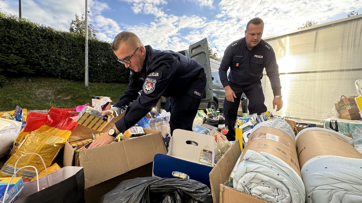 Policjanci przenoszą dary dla powodzian.