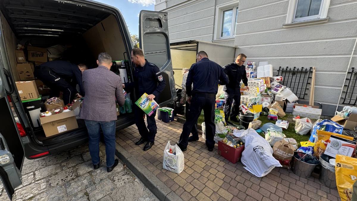 Policjanci przenoszą dary dla powodzian.