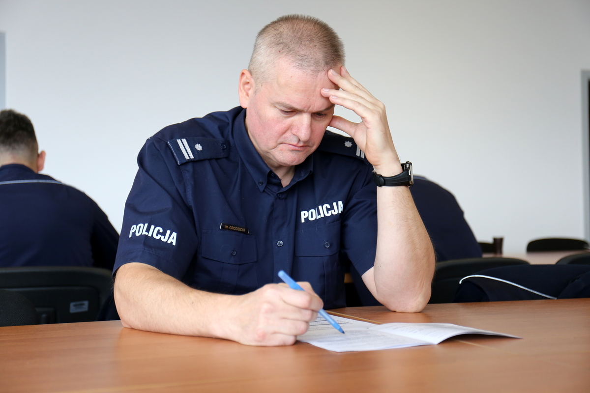 policjant podczas pisania testu z wiedzy