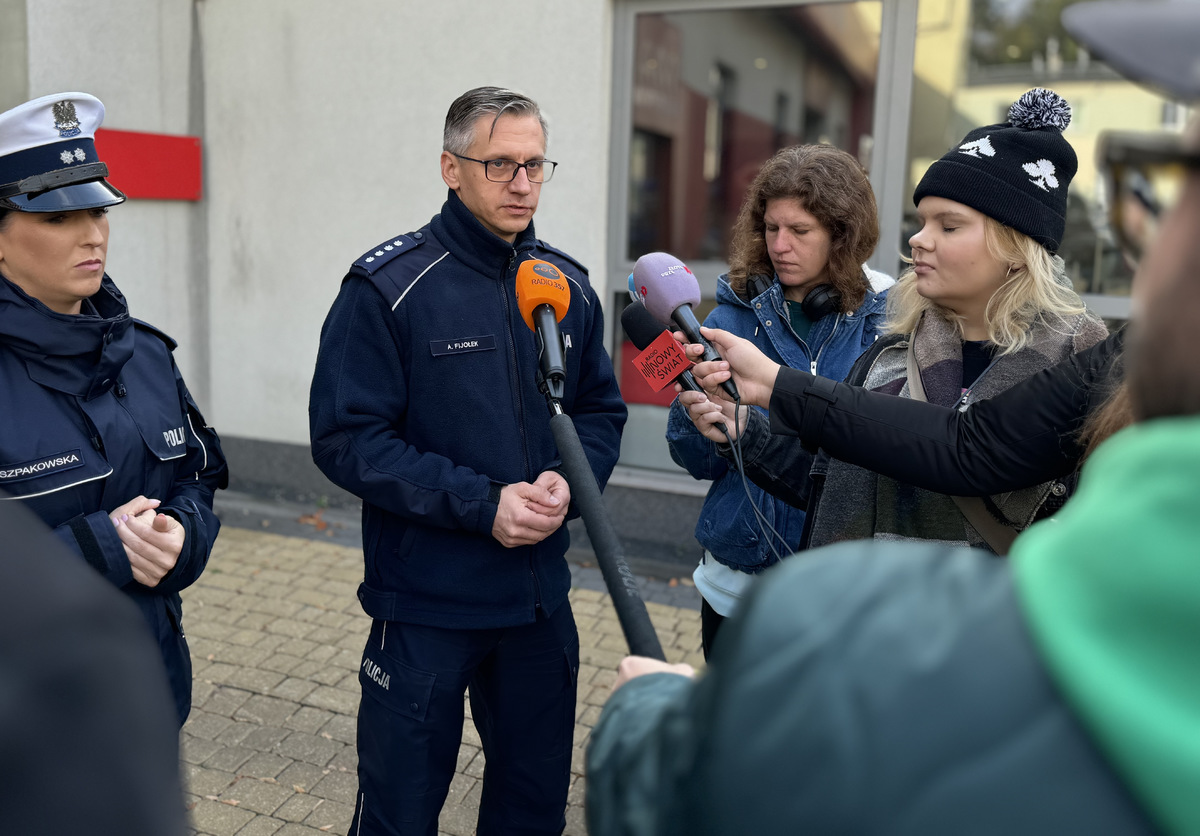 briefing prasowy z udziałem policjantów