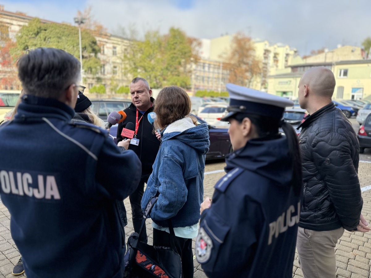 briefing prasowy z udziałem policjantówi ekspertów