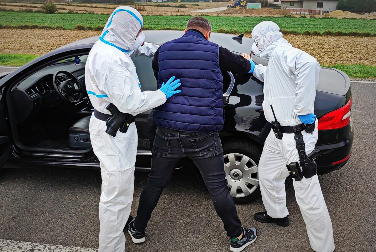 Policjanci zatrzymują niebezpiecznego mężczyznę