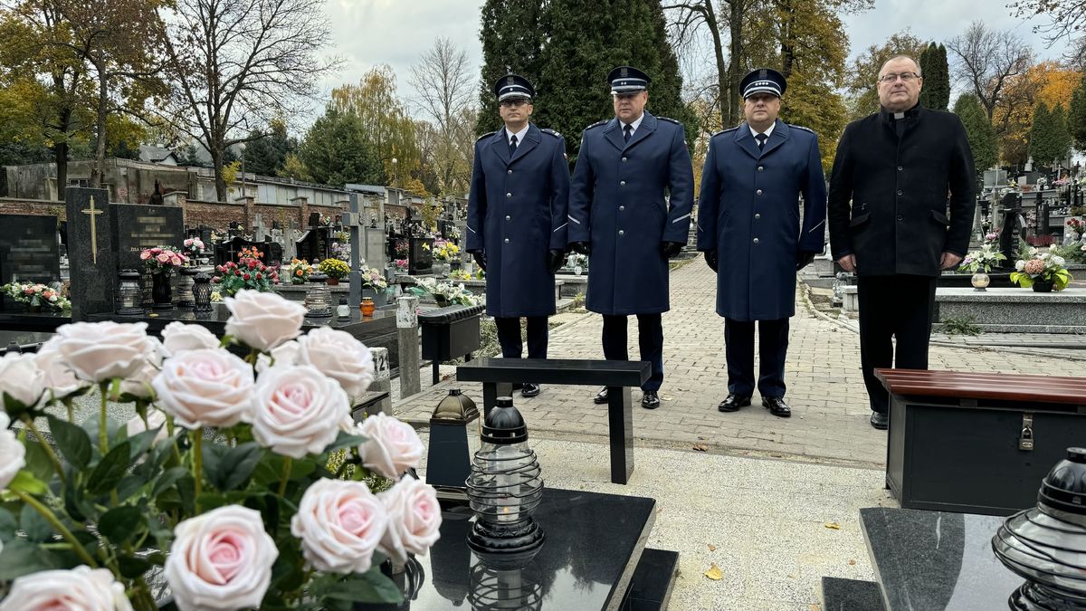 Delegatura z Komendy Wojewódzkiej oraz Miejskiej Policji w Lublinie oddaje honor na grobie tragicznie zmarłemu policjantowi.