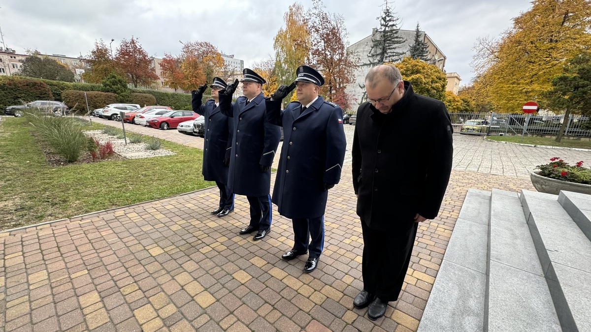 Policjanci  oraz kapelan Lubelskiej Policji oddają honor.