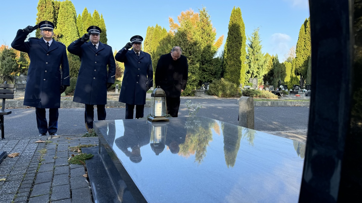 Delegatura z Komendy Wojewódzkiej oraz Miejskiej Policji w Lublinie oddaje honor zmarłemu funkcjonariuszowi.