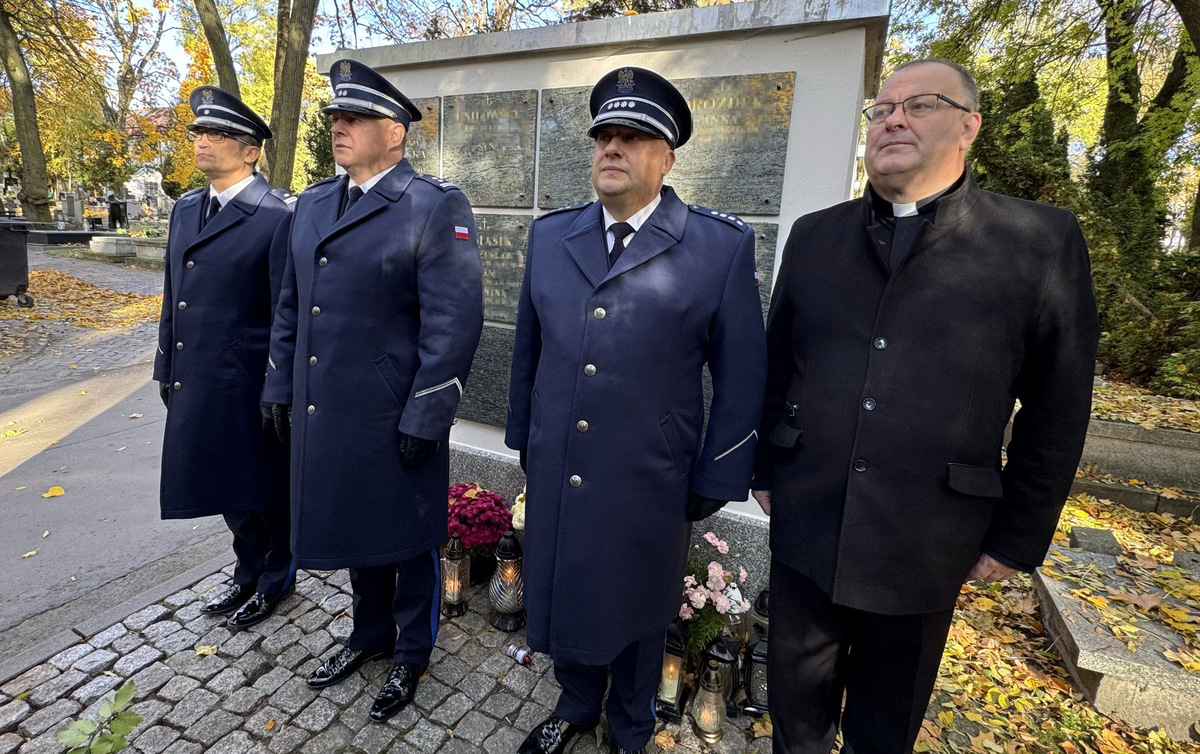 Delegacja Komendy Wojewódzkiej oraz Miejskiej Policji zapaliła znicz ku pamięci byłego Komendanta Wojewódzkiego Policji w Lublinie inspektora Andrzeja Koczwarskiego.