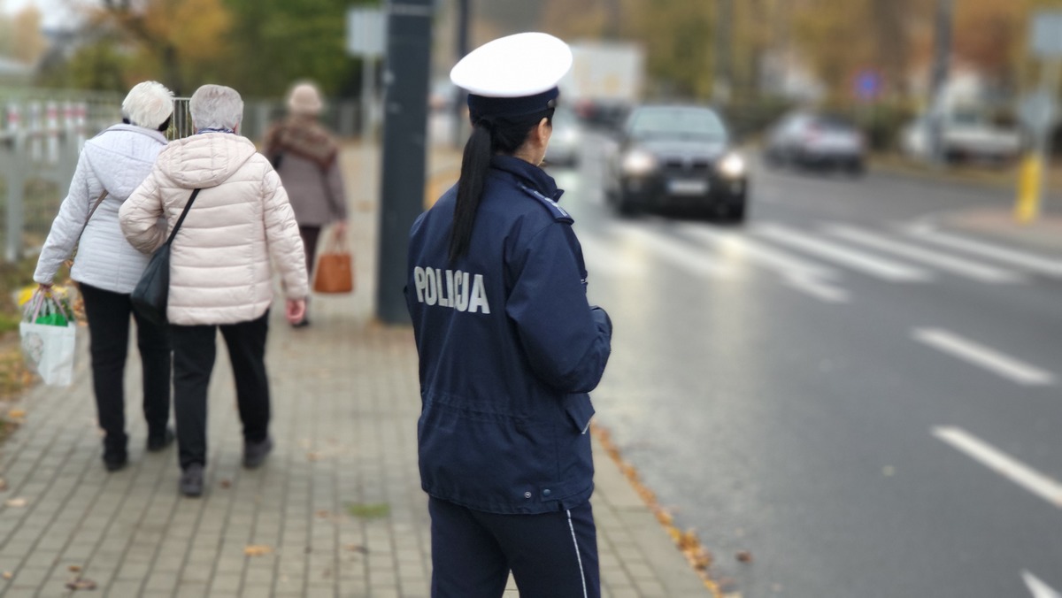 Policjantka obserwuje ruch na drodze w okolicy cmentarza w Lublinie. 