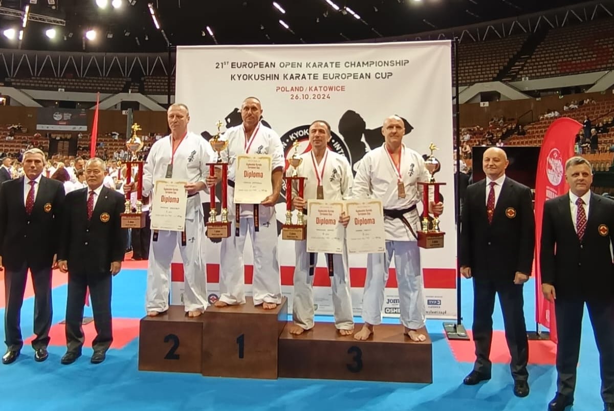 zawodnicy na podium z pucharami, wspólne zdjęcie