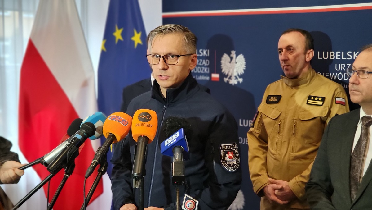 Nadkomisarz Andrzej Fijołek udziela wywiadu dziennikarzom na konferencji prasowej.