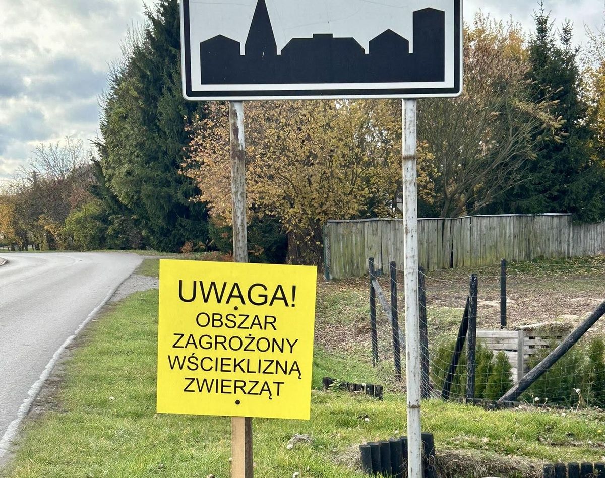 tabliczka na znaku drogowym