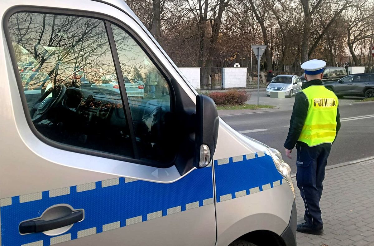 policjant drogówki przy drodze