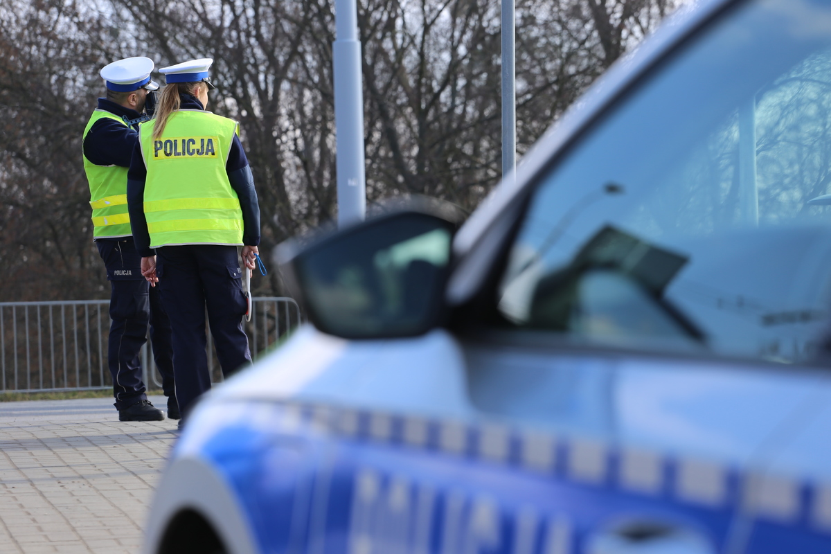 Policjanci kontrolują prędkość na drodze.