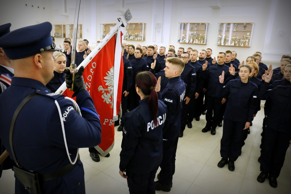 Policjanci ślubują na Sztandar Komendy Wojewódzkiej Policji w Lublinie.