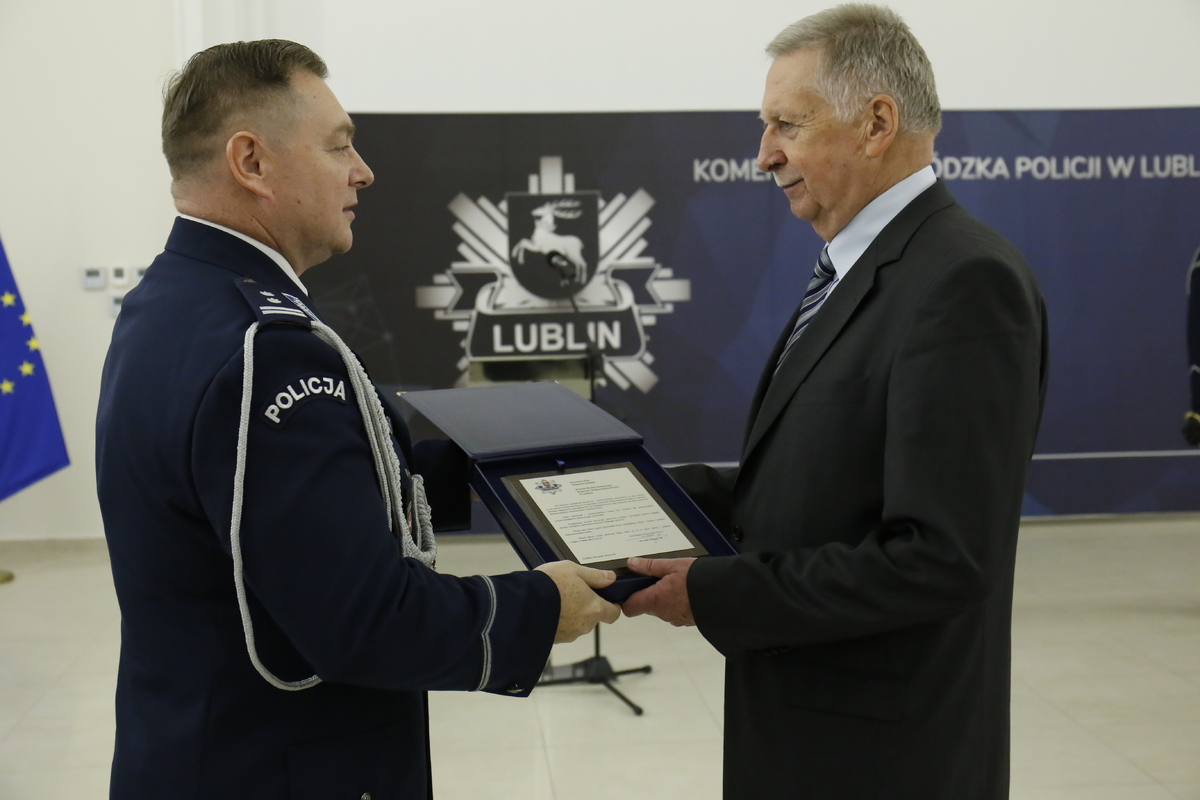 Z rąk Komendanta Wojewódzkiego Policji w Lublinie mł. insp. Tomasza Gila  pamiątkowy ryngraf otrzymał  Pan Zbigniew Jasiński z Wydziału Ruchu Drogowego KWP w Lublinie z okazji 50-lecia kariery zawodowej