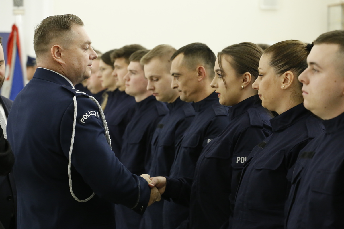 Komendant Wojewódzki Policji młodszy inspektro Tomasz Gil gratuluje funkcjonariuszom wstąpienia do policji.