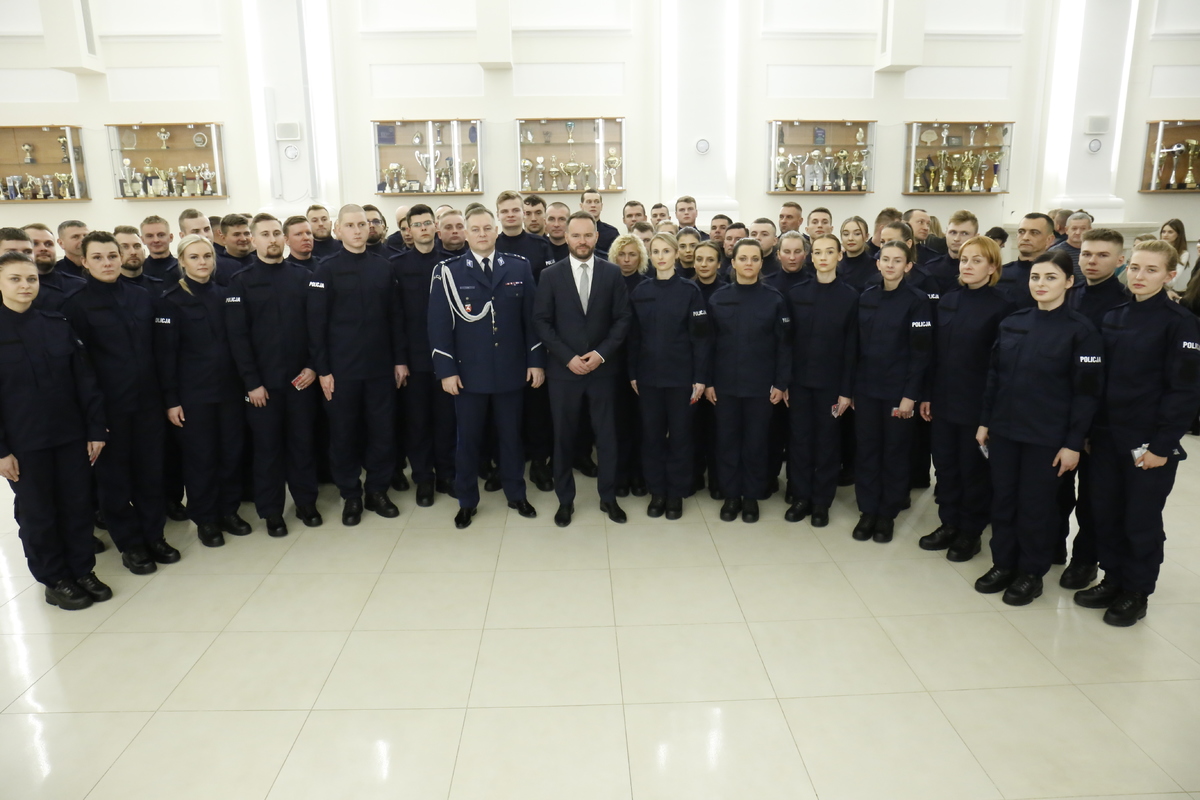 Wspólne zdjęcie nowych funkcjonariuszy z Komendantem Wojewódzkim Policji w Lublinie oraz Wojewodą Lubelskim.