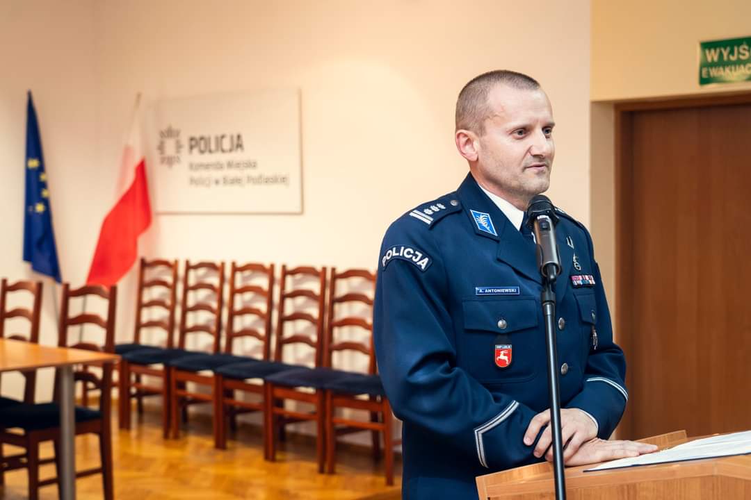 przemawiający Komendant Miejski Policji