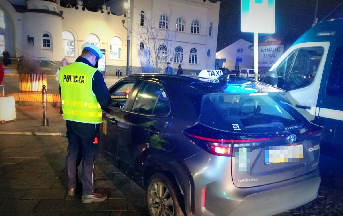 Policjanci kontrolują taksówki na aplikację.