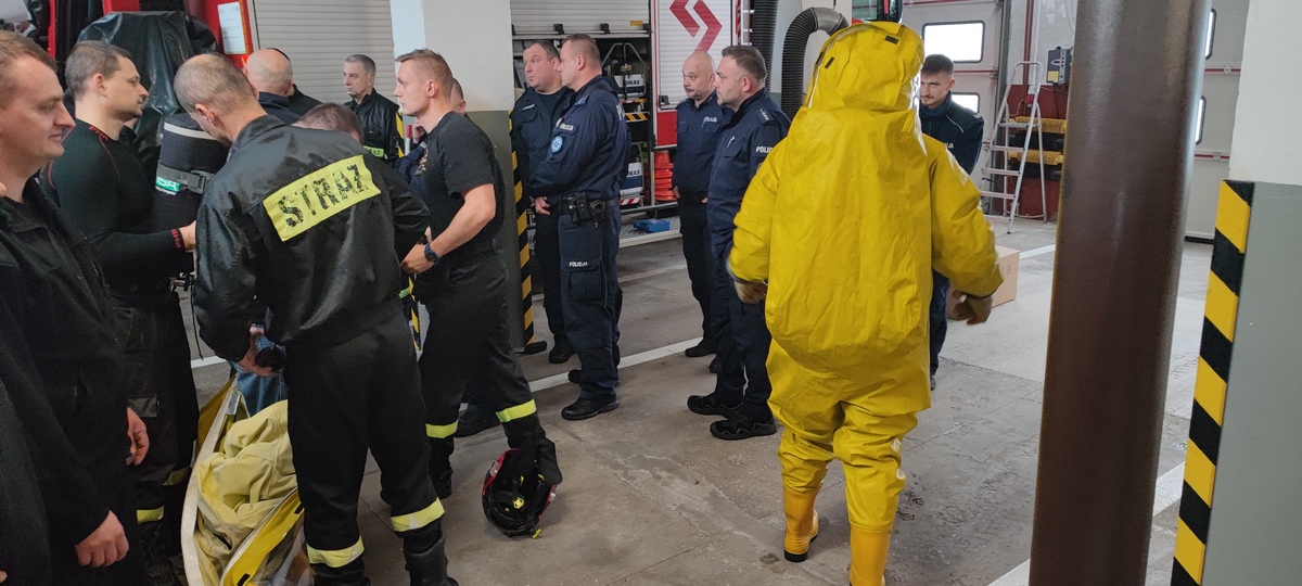 ćwiczenia policjantów i strażaków