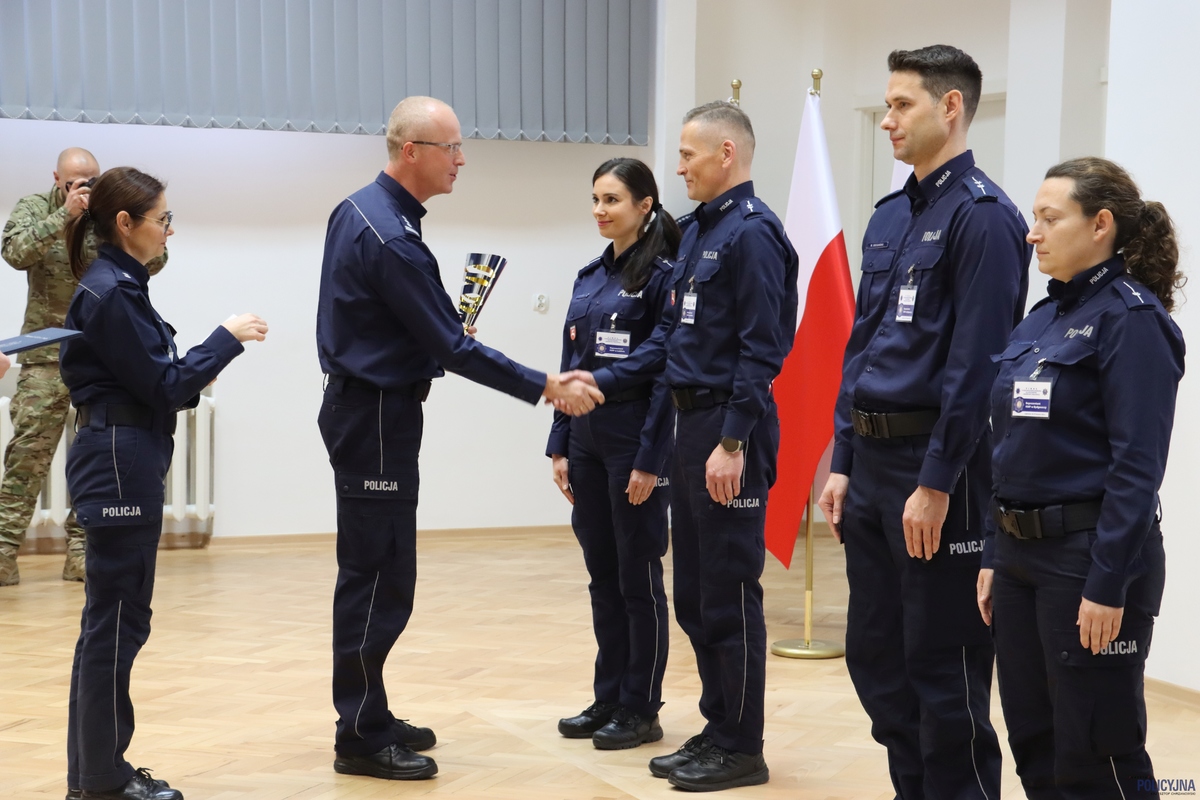 policjanci odbierają nagrody