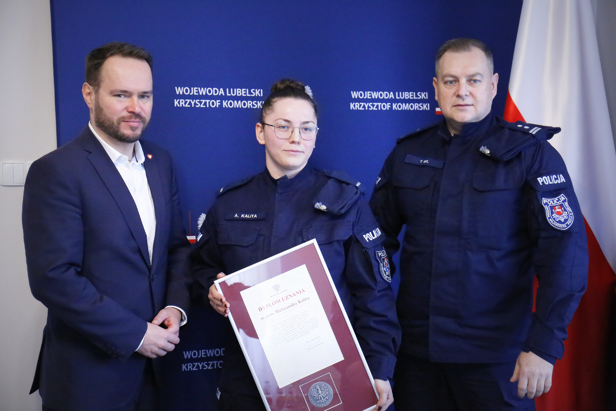 Zdjęcie przedstawia starszą posterunkową Aleksandrę Kalitę wraz z Wojewodą Lubelskim i Komendantem Wojewódzkim Policji w Lublinie.