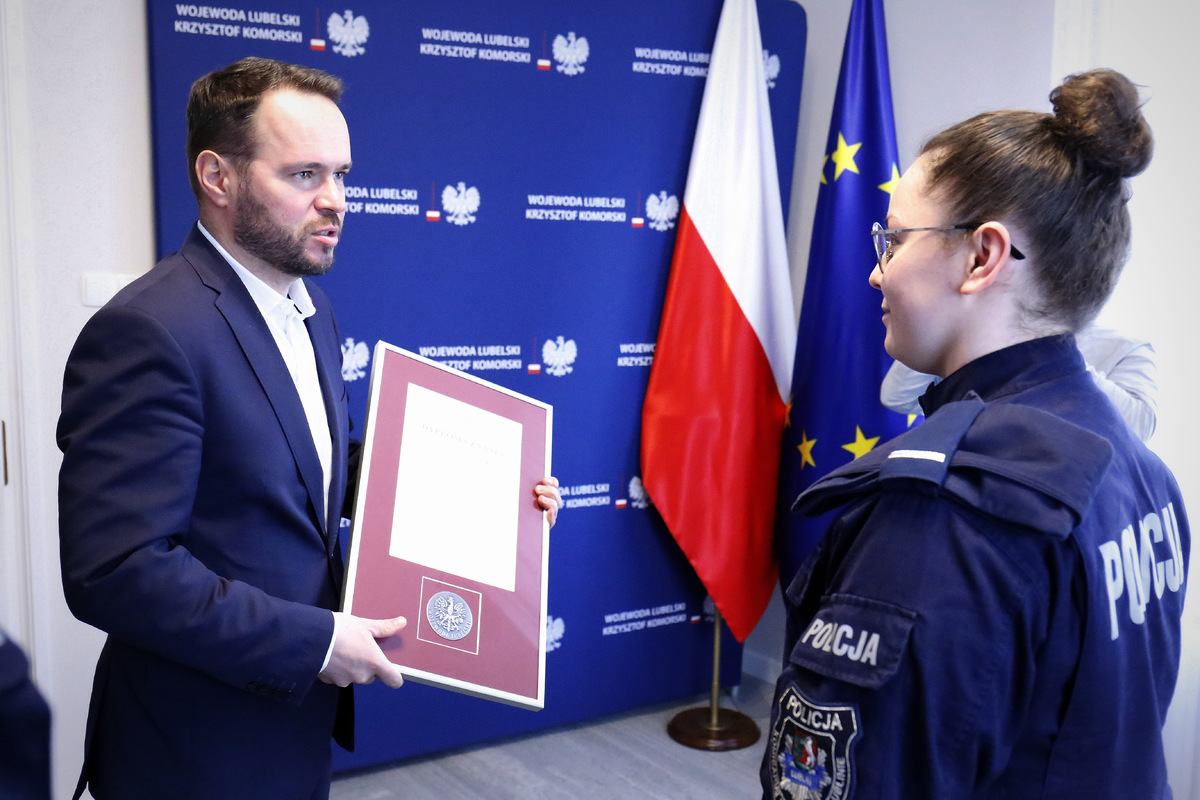 Wojewoda Lubelski Krzysztof Komorski wręcza dyplom uznania starszej posterunkowej Aleksandrze Kalicie.