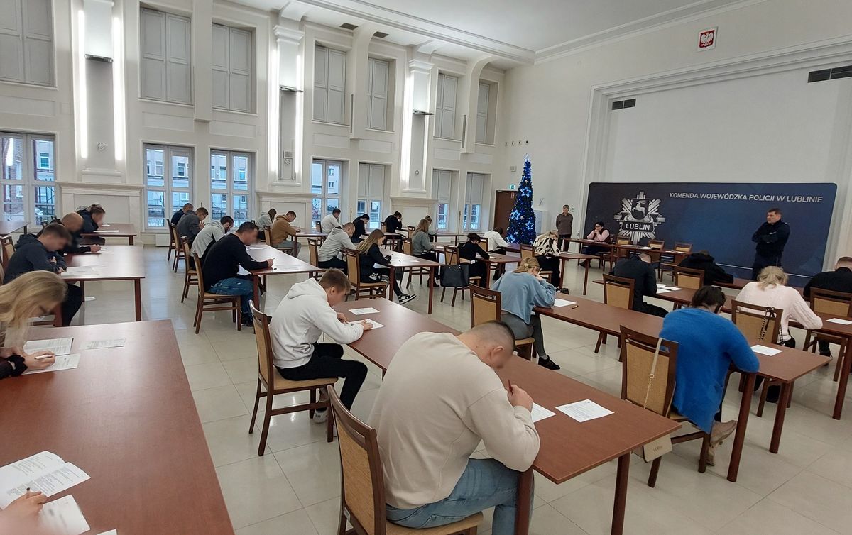 kandydaci piszą test wiedzy