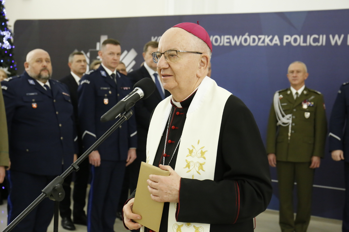 Przemawiający Jego Ekscelencja Arcybiskup Stanisław Budzik.