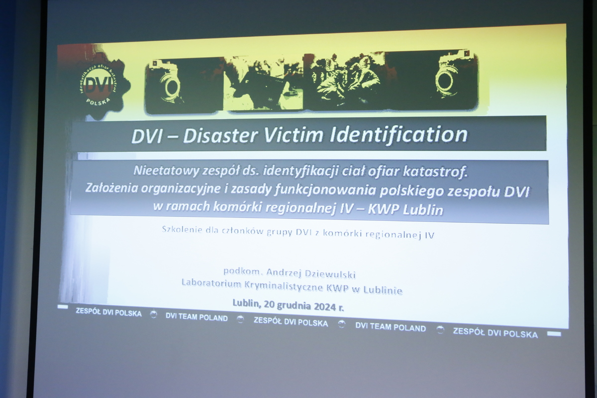 zdjęcie rzutnika z wyświetlonym napisem DVI (Disaster Victim Identificatioan) 