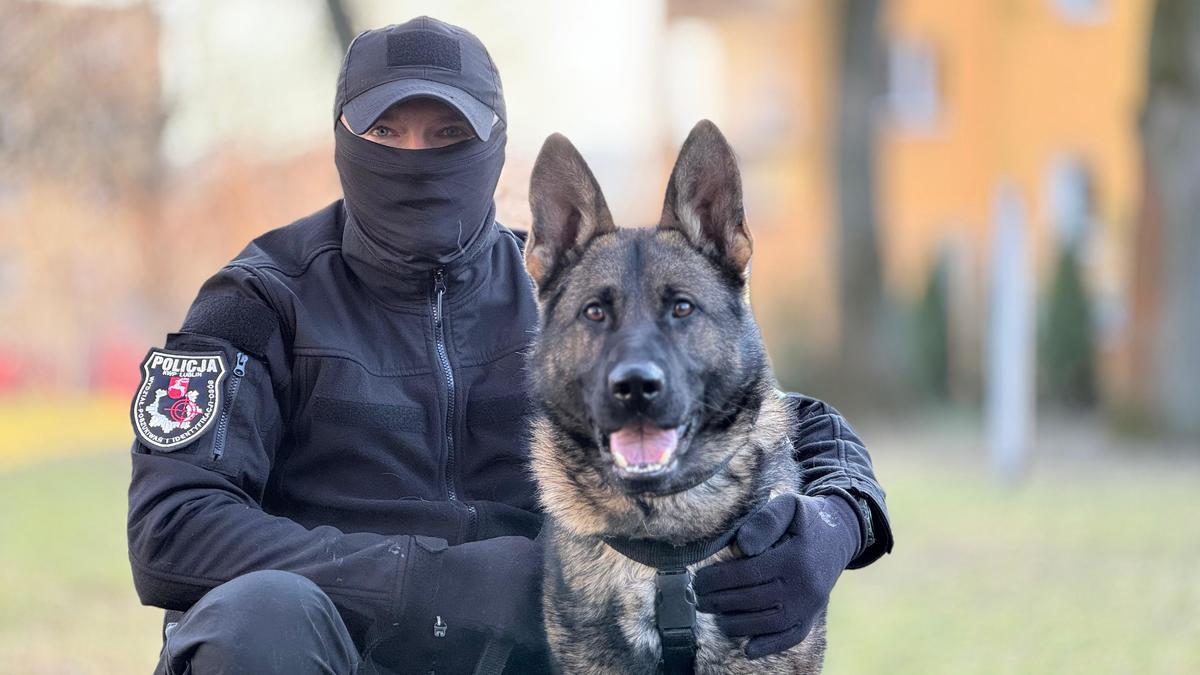 Policjant z psem służbowym.