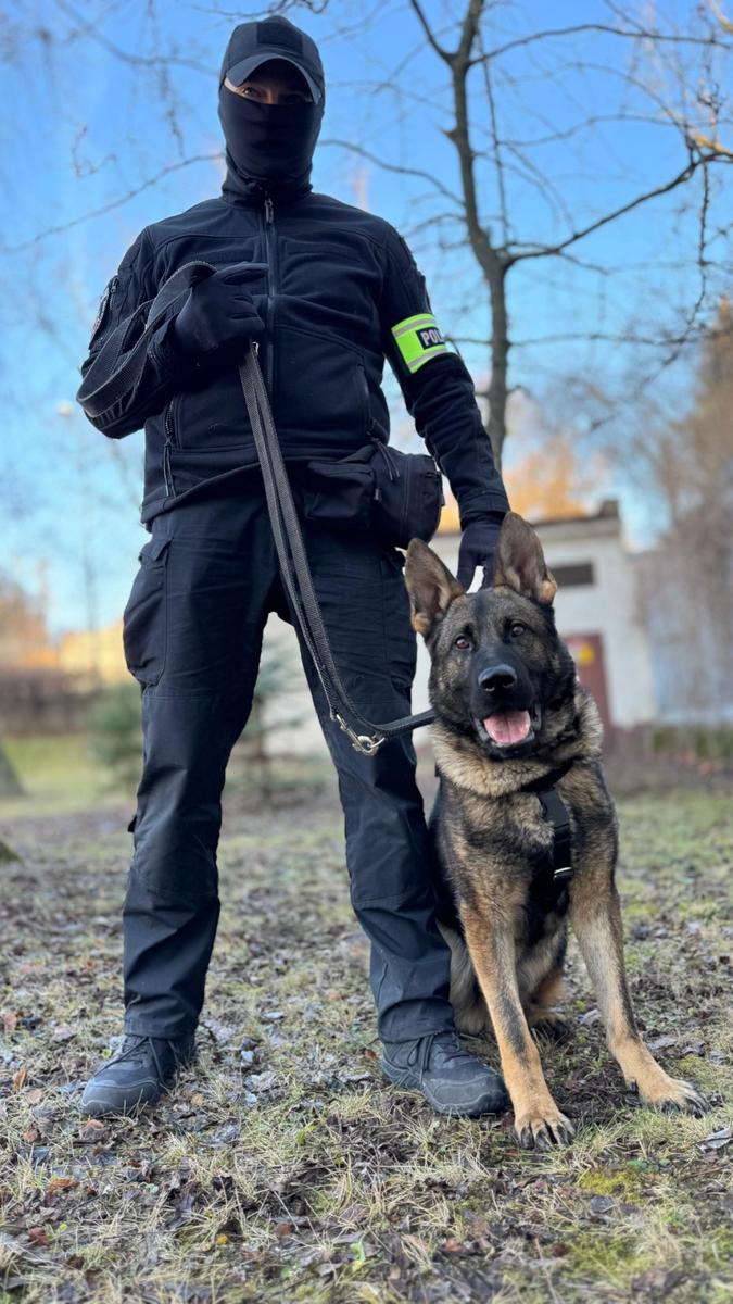 Policjant i jego służbowy pies.