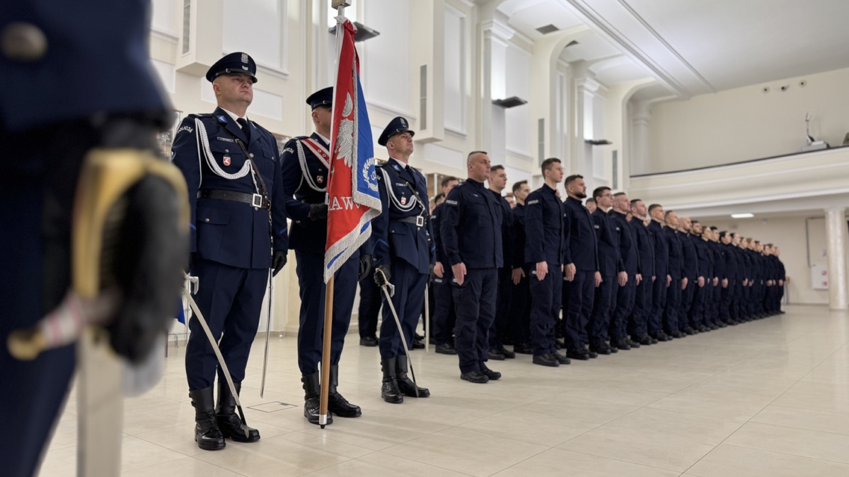 Poczet Sztandarowy Komendy Wojewódzkiej Policji w Lublinie oraz nowi funkcjonariusze.