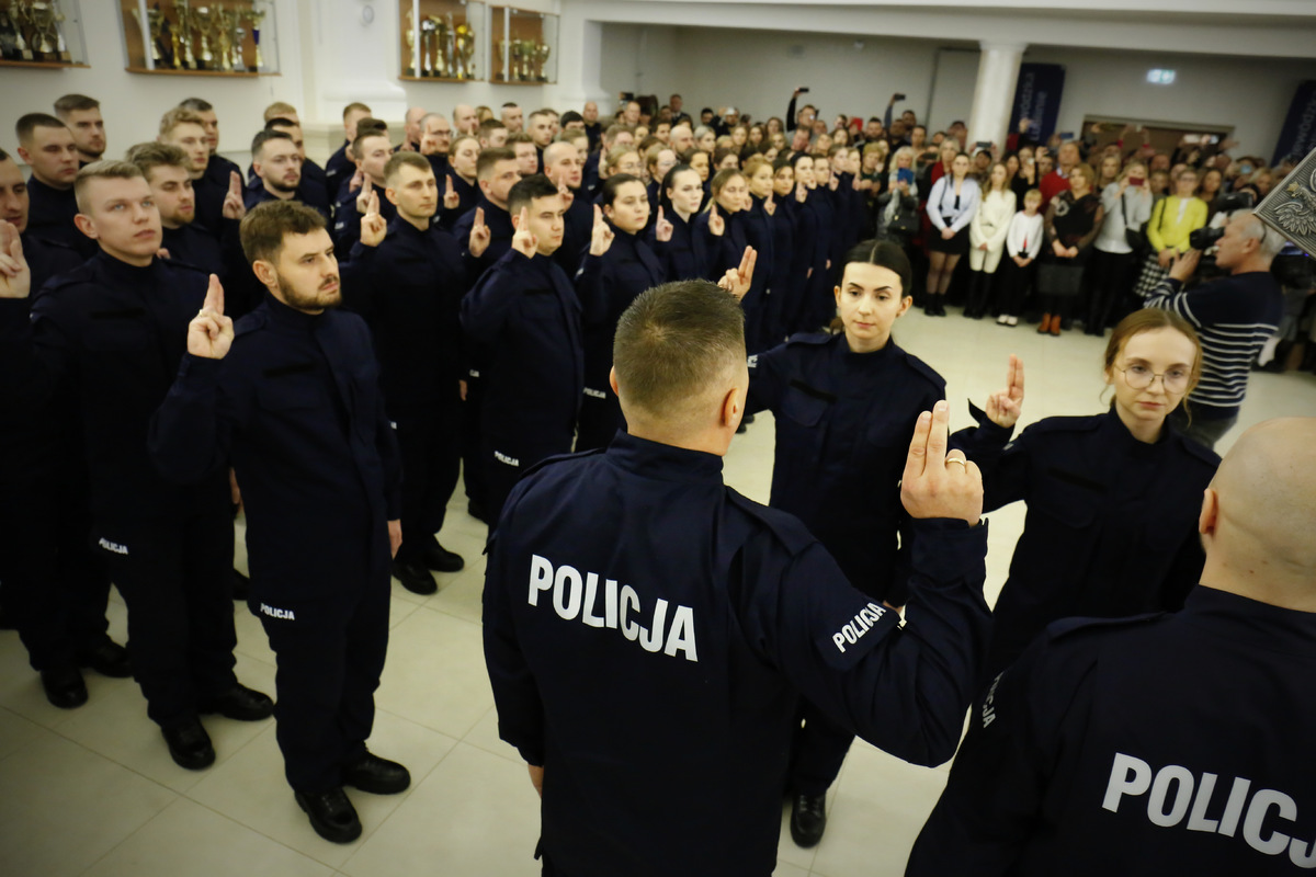 Policjanci ślubuja na Sztandar Komendy Wojewódzkiej Policji w Lublinie.