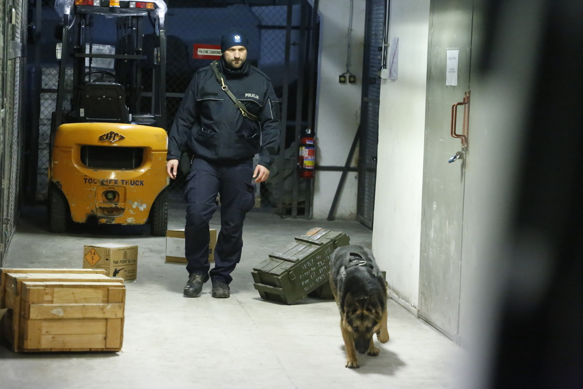 Policjant z psem służbowym w czasie szkolenia.