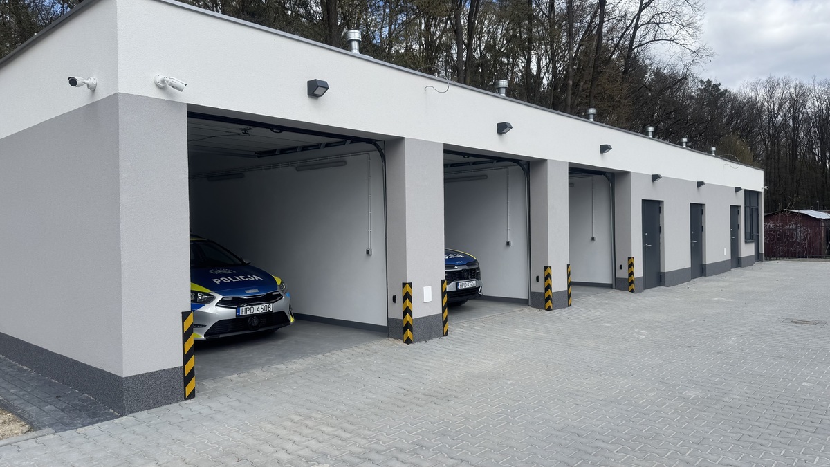 Garaże Komisariatu Policji w Kraśniku Fabrycznym.