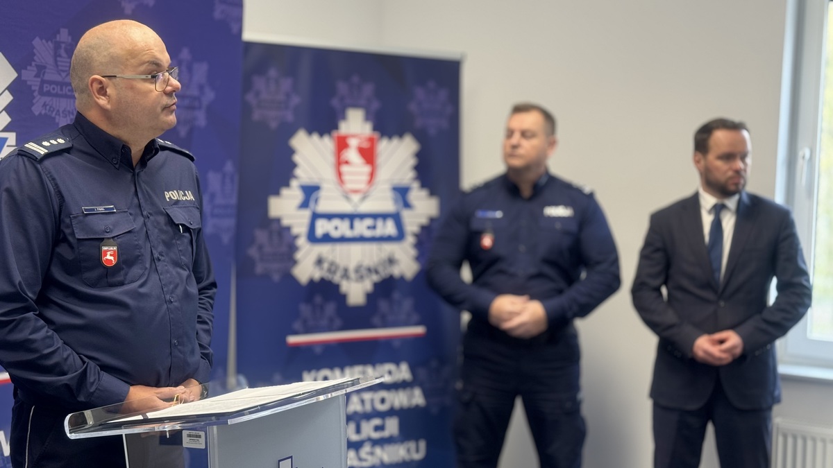 Szef kraśnickich policjantów inspektor Jacek Figiel podziękował wyróżnionym gościom za trud i wkład włożony w powstanie nowej jednostki