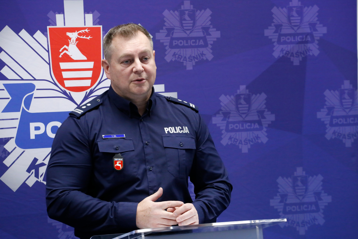 Komendant Wojewódzki Policji w Lublinie młodszy inspektor Tomasz Gil przemawia do zgormadzonych gości.