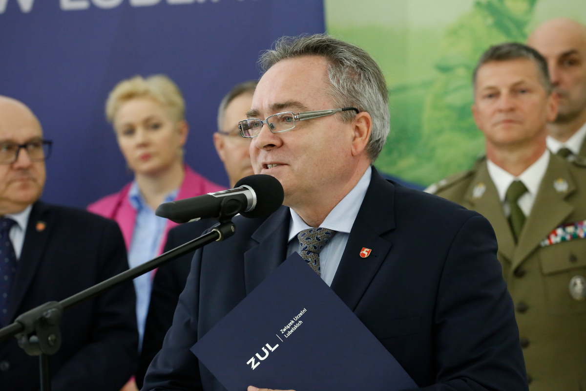 Przemówienie okolicznościowe wygłosił również Wicemarszałek Województwa Lubelskiego Pan Zbigniew Wojciechowski, dziękując służbom mundurowym za dbanie o bezpieczeństwo.