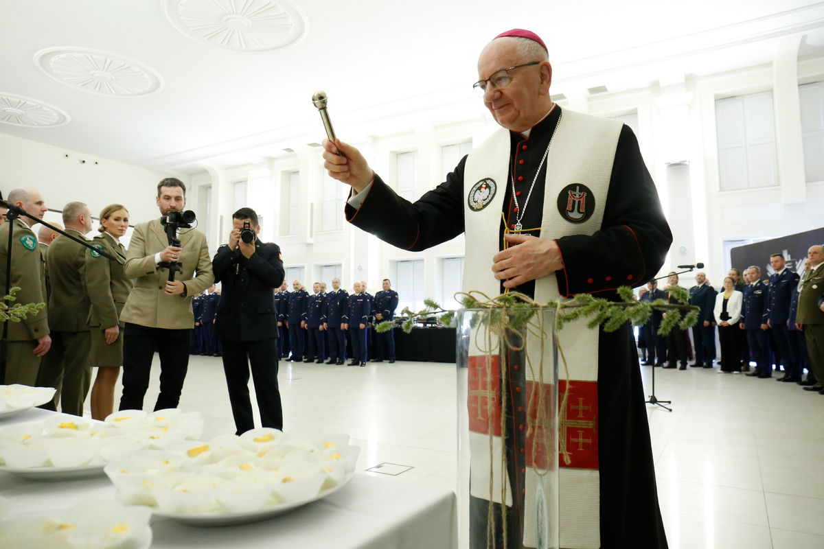 Jego Ekscelencja Abp Stanisław Budzik Metropolita Lubelski poświęcił pokarmów wspólnie z ks. mitratem Andrzejem Łosiem.