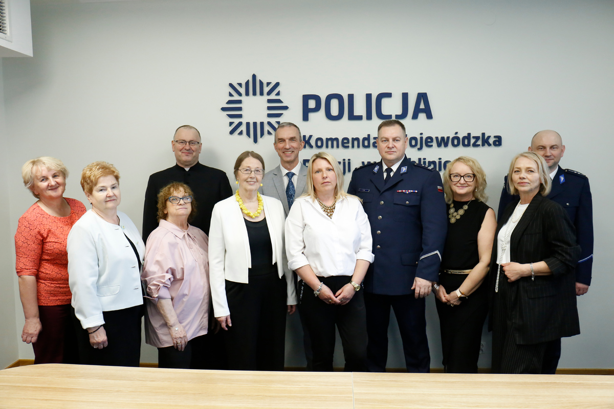Wspólne zdjęcie Komendanta Wojewódzkiego Policji w Lublinie z wdowami i sierotami po poległych funkcjonariuszach.