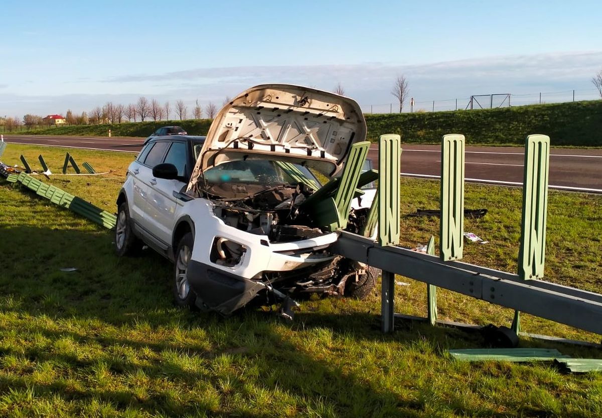 pojazd osobowy po wypadku. Bariery wbite w auto 