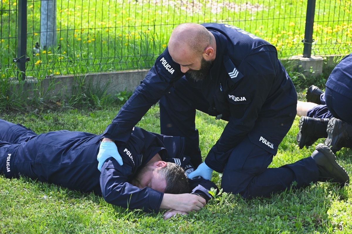 policjanci podczas zajęć praktycznych z udzielania pierwszej pomocy