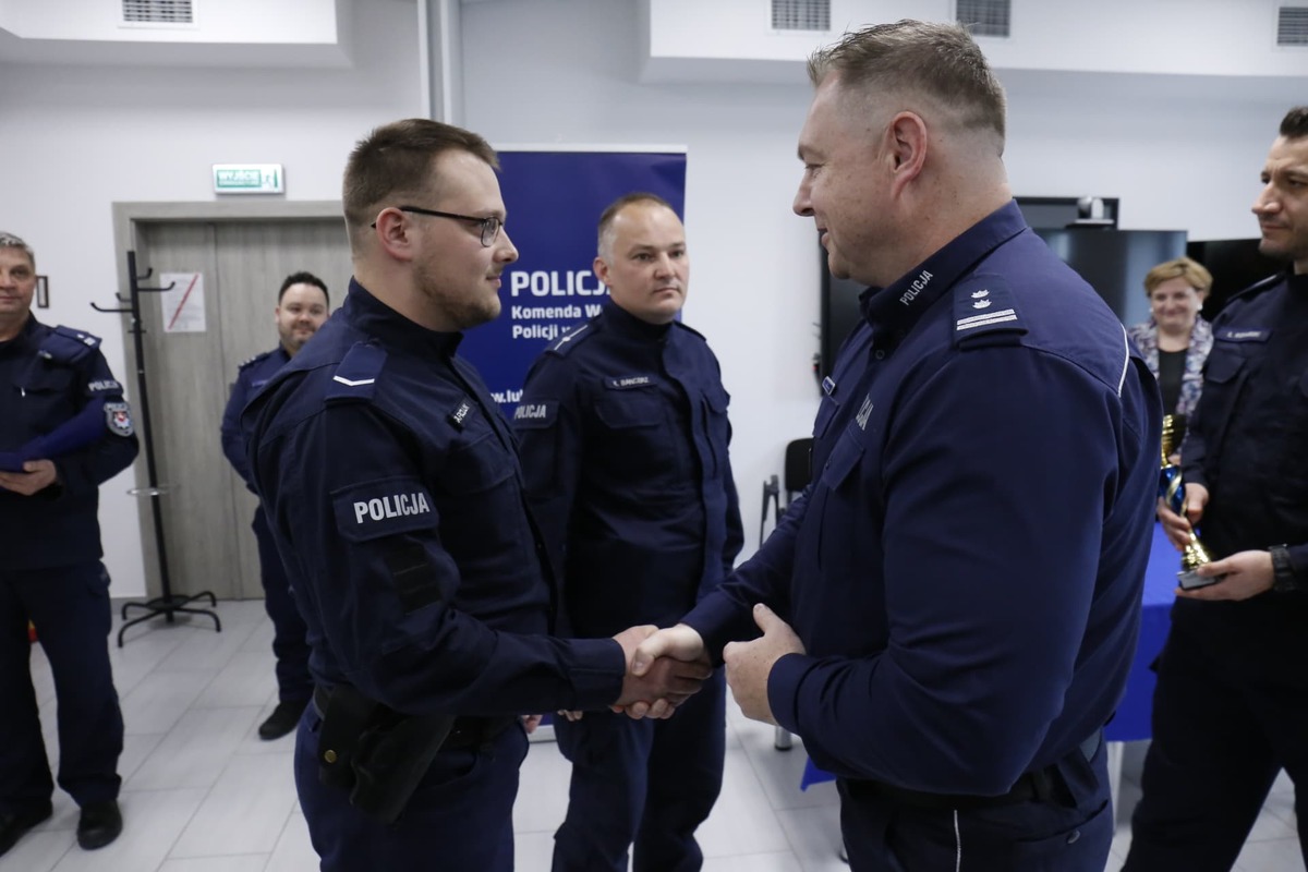 komendant wręcza puchar