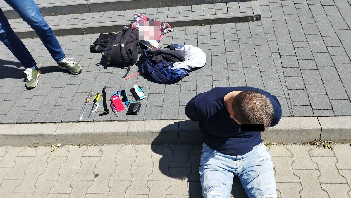 Zatrzymany 61-latek chwilę po dokonanym włamaniu do jednego z mieszkań.